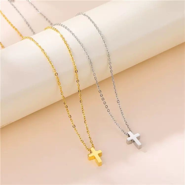 Aurelia-Juwelé - Classic Cross Necklace